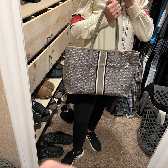 Tory Burch Tote Bag and matching pouch - Picture 2 of 11